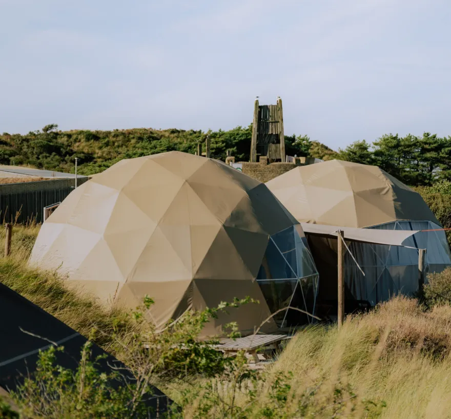 Beachdome overview met glijbaan op achtergrond