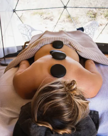 Hot stone massage de lakens wellness dome